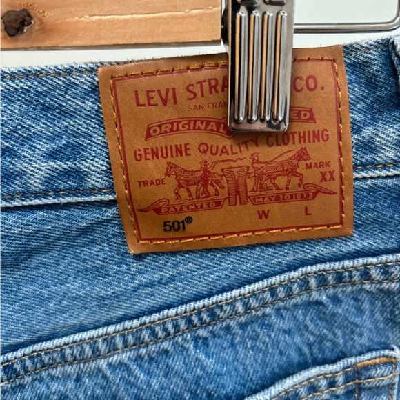 Levi’s 501 Mid Thigh Shorts - Picture 3 of 4